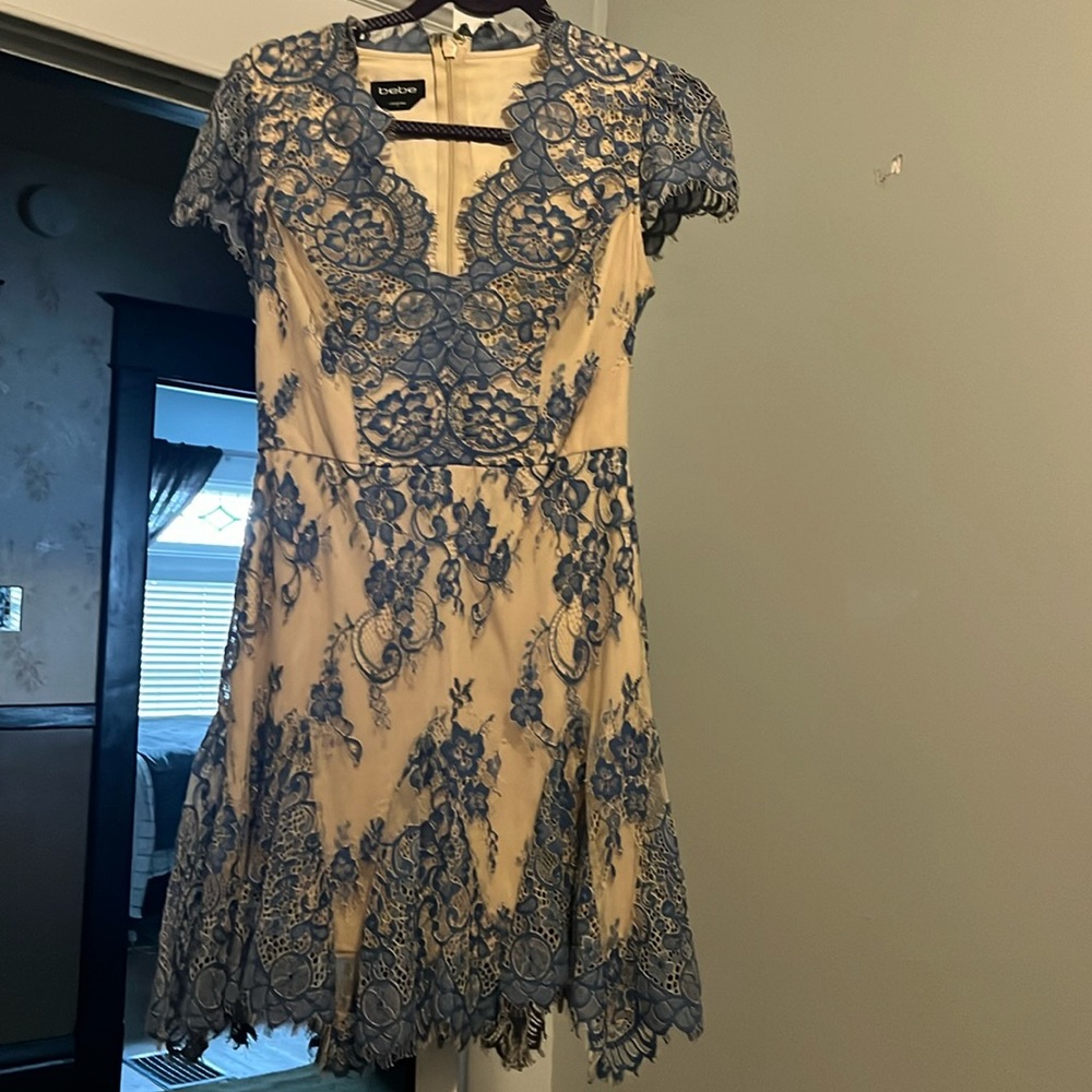 bebe, size 6, blue/beige, floral, lace, knee-length dress